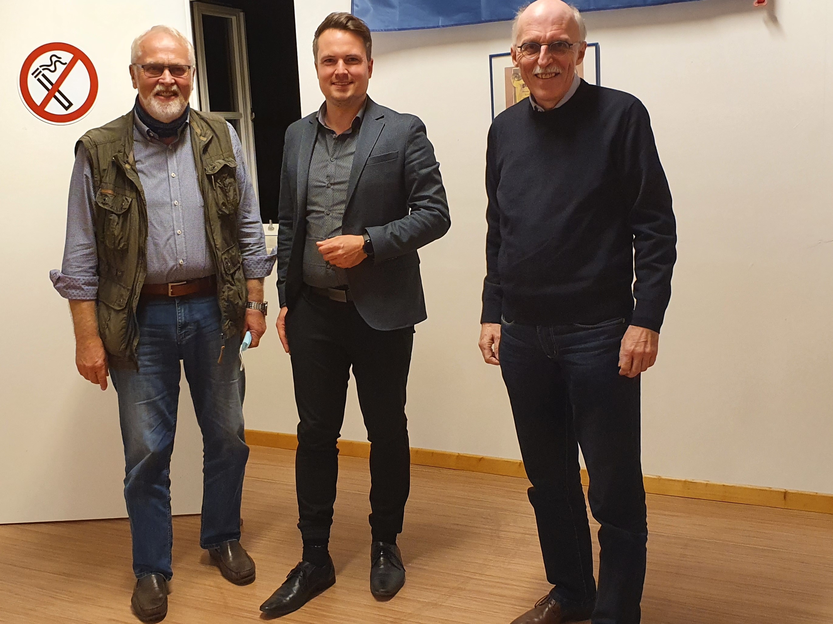 Bürgermeister Dominic Herbst (Mitte) mit Ortsbürgermeister Dr. Ulrich Baulain (rechts) und Reinhard Scharnhorst (Moderator des Stammtisches)